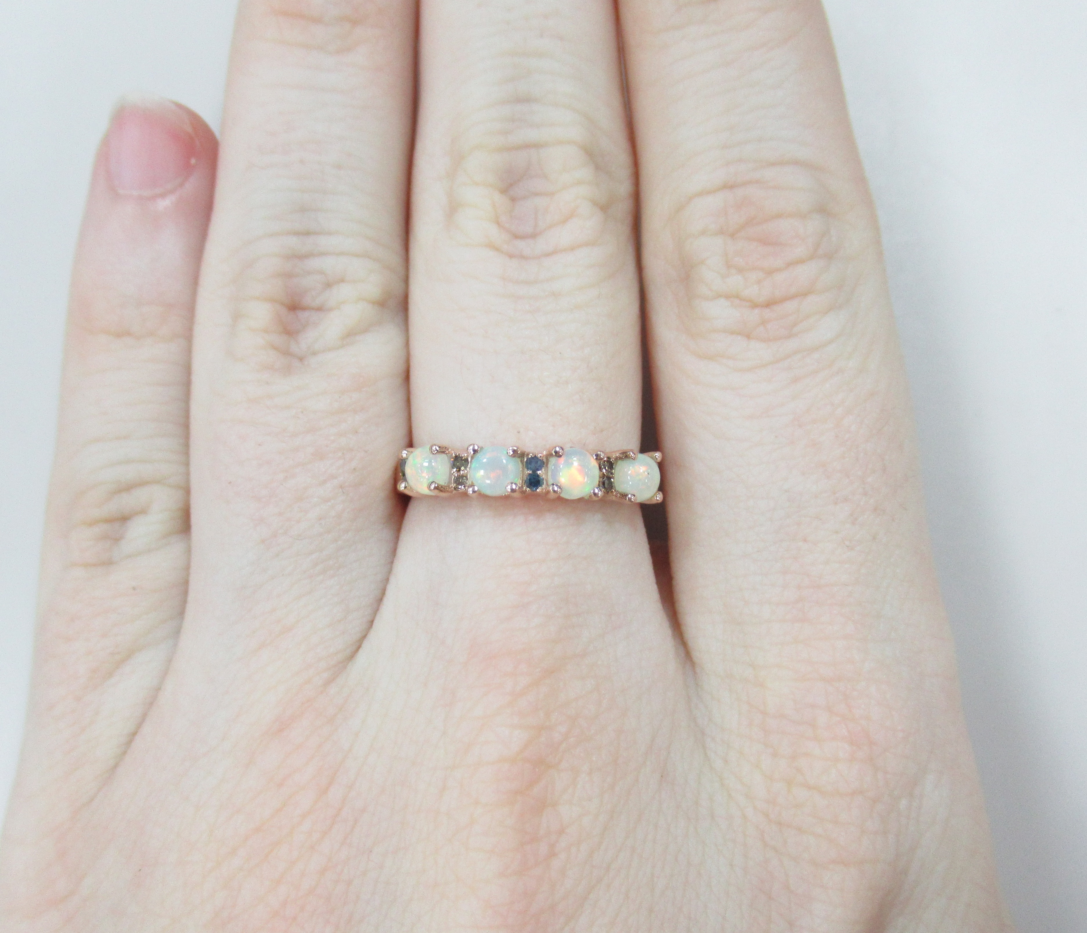 Серебряное кольцо с опалами и цветными бриллиантами